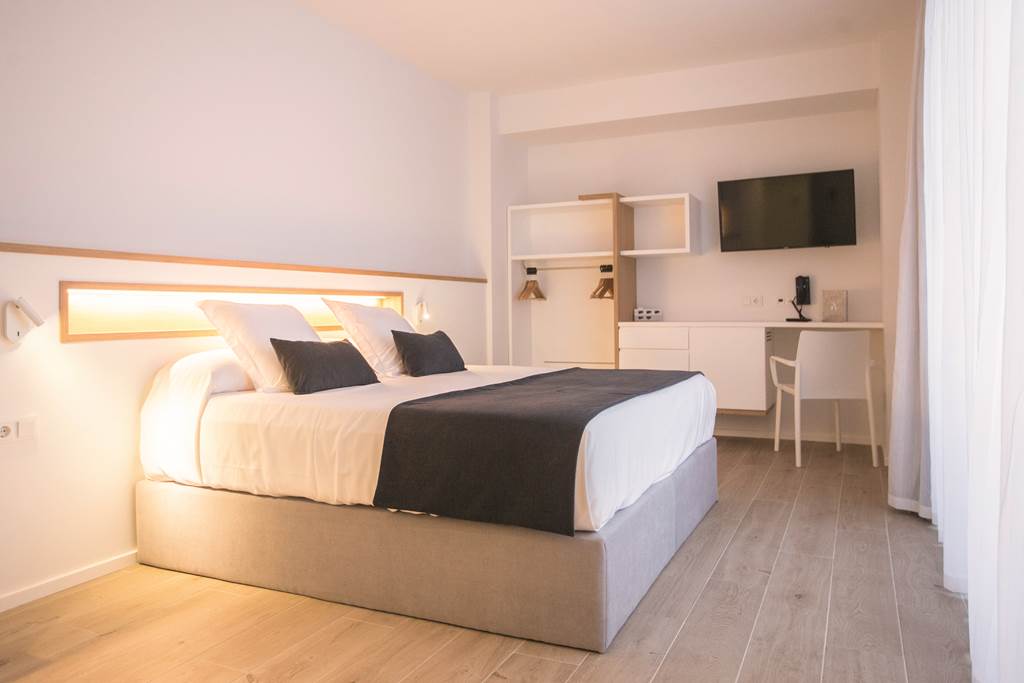 Hotel Anfora Ibiza - Playa Es Cana hotels | Jet2holidays